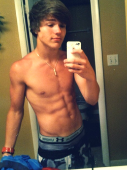 randomjocks:  Nice sag in the Under Armour and board shorts.