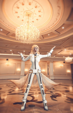 Cosplay Gril Disharmonica (Fate Stay Night - Saber Bride) 1 HELP
