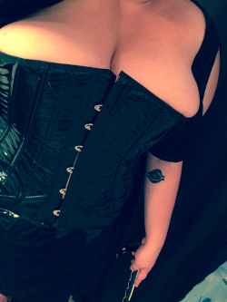 skyunderland:  New custom made black leather corset.