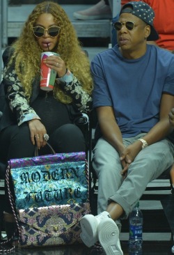 girlsluvbeyonce:  Beyoncé & Jay Z at the Los Angeles Clippers