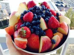 fruitjuseyo:  lunch is fuji apples+blueberries+strawberries.