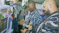 christmas-in-compton:  Tupac and Suge playing Sonic. (Very Rare)