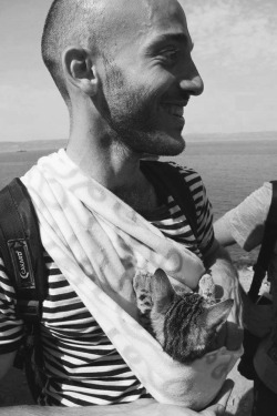 stcktoyourgunsx:  A Syrian refugee carries his cat as he wanders