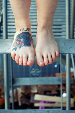 cutetattooedfeet:  Jen’s feet by Timothy Patrick 