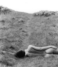 m-as-tu-vu:  Nude Across Path by ~AR-Graphics 