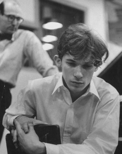 colecciones:Pianist Glenn Gould listening  to Bach’s Goldberg