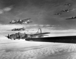 thewelovemachinesposts:  A formation of B-17s on their way to