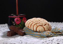 alxbngala:  La Concha con su Chocolatito Caliente (via Mexican