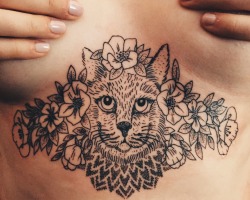fuckyeahtattoos:  Cat in prairie roses and poppies done by Oliver