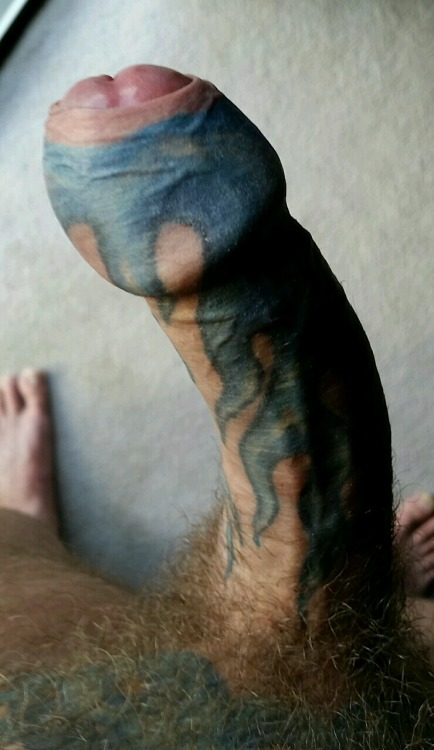 exhibitionandpiss:  curvedcocks2:  curvedcocks2 Thanks for the submission  Love tattooed cock   Krass….was die Sau beim Stechen genommen haben mag?;)Geil!!