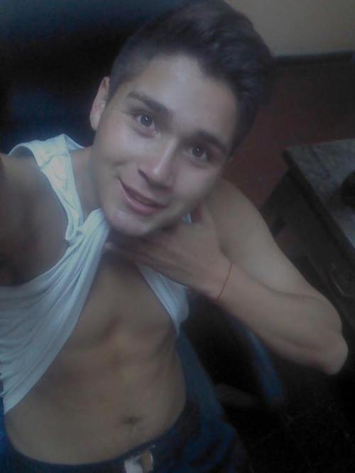 secretoschilenos:  Bryan 18 años de Santiago / ChileTodas las minas estan locas por el , tiene una cara de niño bueno, pero solo la cara jajajajaj. Muy rico y fantasía con tríos HMH