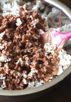 foodffs:  Fudgy Marshmallow PopcornReally nice recipes. Every