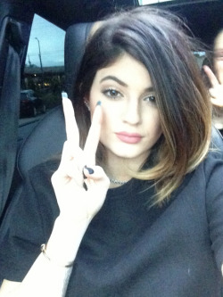 jenner-news:  Kylie: “Imma bring the peace sign back”