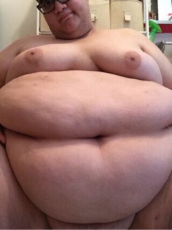michaelshadow7779:  luvbigbelly:  Those folds, that belly button,