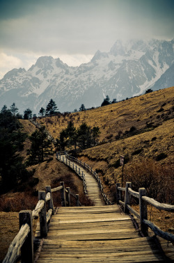 travelingcolors:  Hiking Trail near Lijiang, Yunnan | China (by