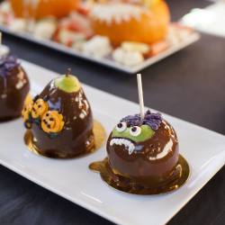 hellogoodonpaper:  How cute are these creepy caramel apples for