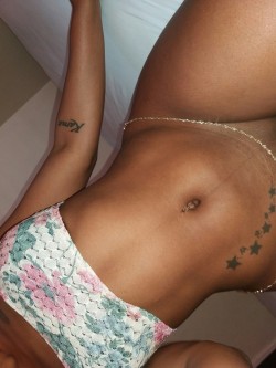 ttww95:  kellykhaleesikennedy:  Belly Chain vs No belly chain.