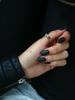 babytxmblrqueen:  Matte black nails