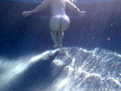 More cute underwater butt for Mooning Monday.