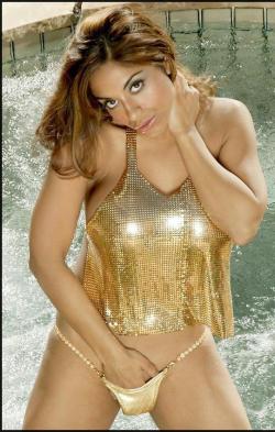 india-exotica:  Indian model Angela strips off her gold costume