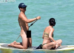 fuckyoustevepena:  Orlando Bloom Strips Naked at the Beach, With