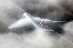 uppiluften:  Air France A380 blasting through LAX’s marine