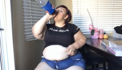 stuffingkit:Watch me boat my belly with an ENTIRE Pizza and soda! My belly starts out soft and doughy and by the end its so full and firm its a strain to move!