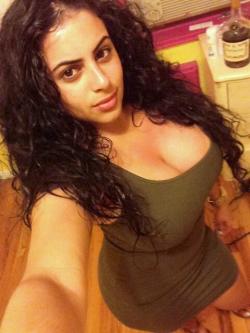 allabouttheass:  Dominican/Arab (but arab from where?)  She’s