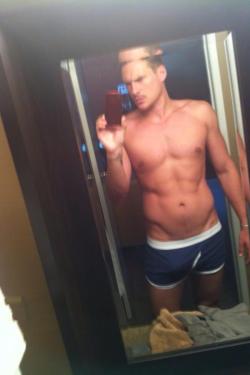 hombresdesnudo2:  Lee Ryan Boner!!! 