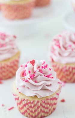 confectionerybliss:Vanilla Cupcakes with Strawberry Mascarpone