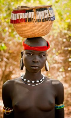 vedette-acuatica:    Africa | Mursi girl carrying a basket on