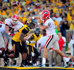 sports-studs:  Georgia’s Aaron Murray throws a pass by ColumbiaMissourian.com