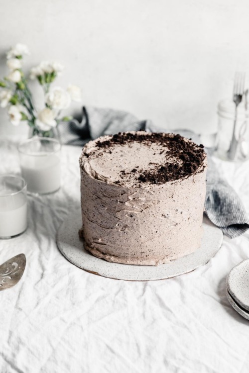 sweetoothgirl:  Oreo Cake with Coffee Oreo Frosting