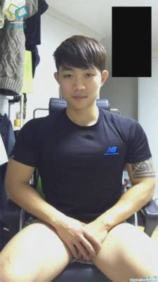 mantop106911:   擁有迷人笑容跟粗壯麒麟臂厚實肌肉身材的紋身小鮮肉