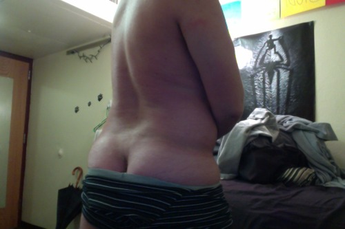 freshmanfatty:  Me doing some camwhoring… ;D I’m just getting chunky all over.  