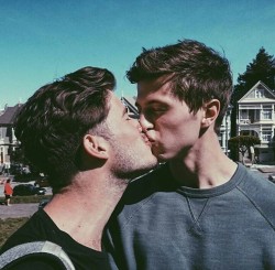 fuckyeahdudeskissing:  Fuck Yeah Dudes Kissing. A place to see