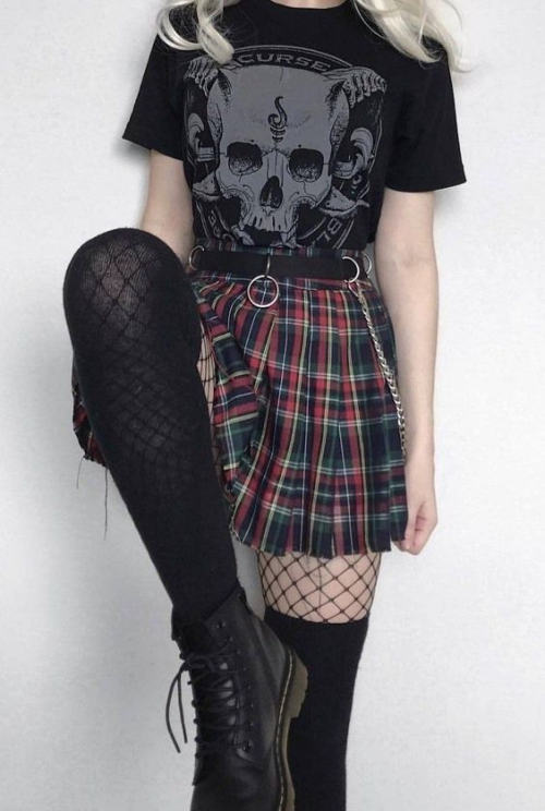 pleatedminiskirts:  Grunge with fishnets and a tartan skirt. 