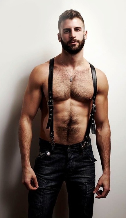 humplex:   Oooo! Now this man is VERY sexy!   If they had otters like this at the zoo Iâ€™d go everydayâ€¦ or night. ;) #woof