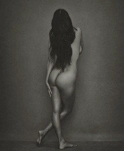 gravelbucket:  Kourtney Kardashian getting into the nude pics