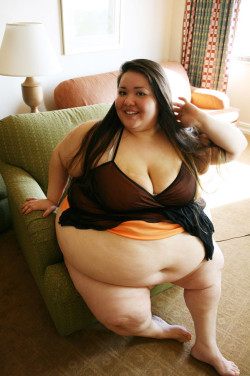 cl6672:  mycorspeisazombie:  epicmerp:    (via TumbleOn)  all around cutie with a spectacular belly!