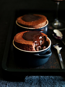 omg-yumtastic:  (Via: hoardingrecipes.tumblr.com) Chocolate Soufflés