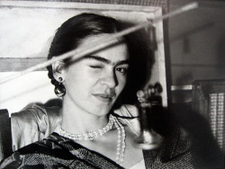 mpdrolet:  Frida winking, 1933 Lucienne Bloch 