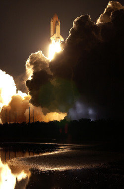 humanoidhistory:The Space Shuttle Columbia blasts off on March