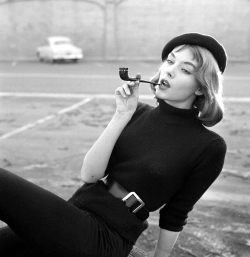 vintagefashionandbeauty:  Vikki Dougan photographed by Earl Leaf,