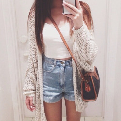 daretobefashionable:  crop top / cardigan / denim shorts 