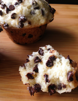 fullcravings:  Bakery Style Chocolate Chip Muffins 