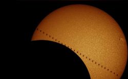 the-wolf-and-moon:Eclipse Of The Sun And ISS