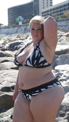 amobbw-ssbbw:  on the beach 