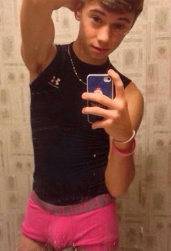 justagayguysblog:  waistbandboy:  Another American Eagle selfie!