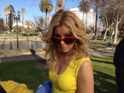 elizabethbanks:  The yellow dress (and the bottoms of my feet)